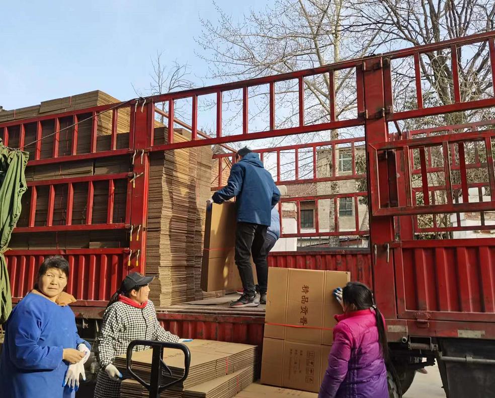 甲盾(dun)紙箱送貨現(xian)場